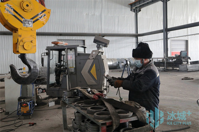 百余工人晝夜奮戰(zhàn) 鴻圖工業(yè)“熱辣滾燙”沖刺訂單